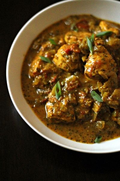 Coriander Chicken Curry, Indian Somas, Desi Chicken Curry, Traditional Indian Recipes, Coriander Chicken, Cilantro Chicken, Tomato Curry, Aloo Gobi, Indian Foods