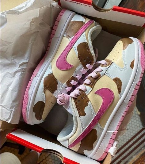 Nike Shoes Women Fashion, Replica Sneakers, Pretty Sneakers, Jordan Low, Fly Shoes, Trendy Shoes Sneakers, Preppy Shoes, Jordan Shoes Girls, Pretty Shoes Sneakers