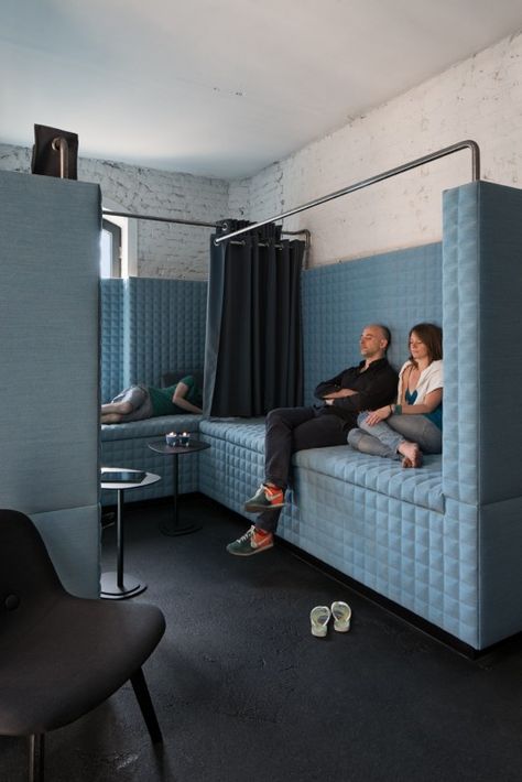 napping banquette in peaceful blue Cheap Office Furniture, Startup Office, Sleeping Pods, Office Lounge, Modern Office Design, Corporate Interiors, Contemporary Office, Collaboration Space, Lounge Design