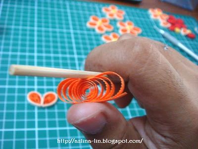 Tutorials on how to make a quilled Malaysian flower Quilling Instructions, Quilling Comb, Paper Quilling Tutorial, Arte Quilling, Paper Quilling Flowers, Origami And Quilling, Quilled Jewellery, Quilled Creations, Quilling Tutorial