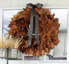 Book Lamps, Oak Leaf Wreath, Make A Fall Wreath, Natural Wreaths, Leaf Craft, Easy Fall Wreaths, Mason Jar Candle Holders, Straw Wreath, Bowl Covers