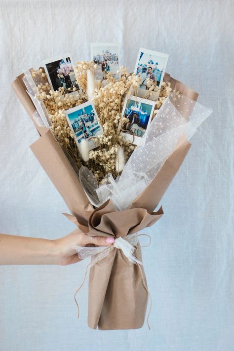 Diy Bouquet For Him, Different Bouquet Ideas Unique, Unique Bouquet Ideas Gift, Polaroid Bouquet, Photocard Bouquet, Bouquet With Pictures, Gift Bouquet Ideas, Unique Bouquet Ideas, Bouquet For Him