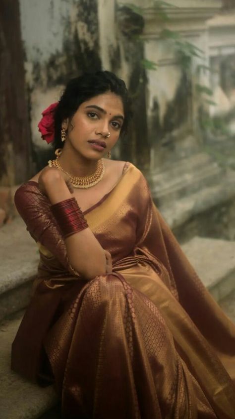 South Indian Saree Poses, Bridal Saree For Dusky Skin Tone, South Indian Clothing, Maroon South Indian Bridal Saree, Bridal Shoot Poses Indian Saree, South Indian Saree Aesthetic, South Indian Photoshoot, Aesthetic South Indian Saree, South Indian Model Shoot