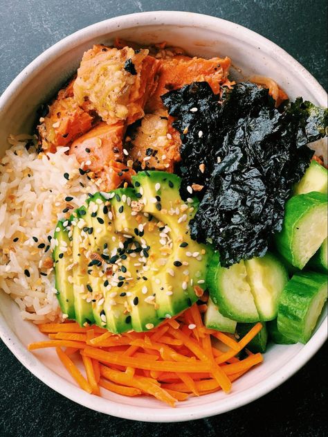 How to Make Deconstructed Salmon Sushi Bowls - Melissa's Healthy Kitchen Salmon Sushi Bowl, Sushi Bowl Recipe, Sushi Bowls, Sushi Bowl, Salmon Sushi, Lunch Bowl, Cooking White Rice, Healthy Bowls, Dinner Bowls