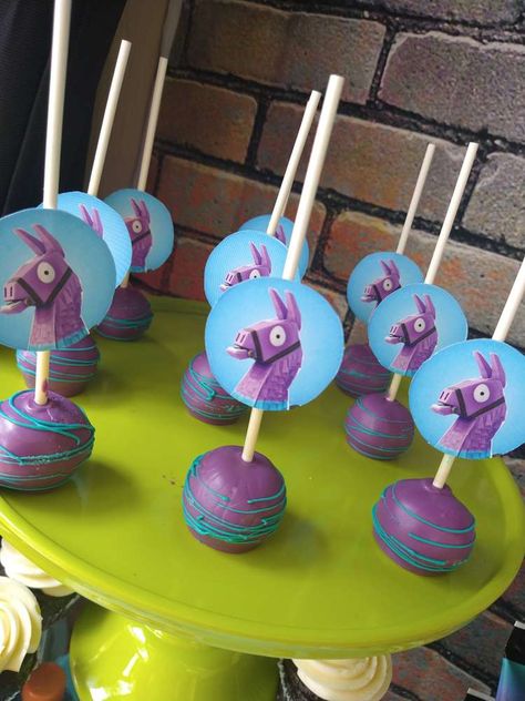 Fortnite Party for an Awesome Kid! | CatchMyParty.com Fortnite Dessert Ideas, Fortnite Birthday Party Balloons, Fortnite Birthday Food Ideas, Fort Night Party Ideas, Fortnite Bday Party Ideas, Fortnite Candy Table Ideas, Fortnite Birthday Party Ideas Games, Fortnite Birthday Decor, Fortnite Party Snacks