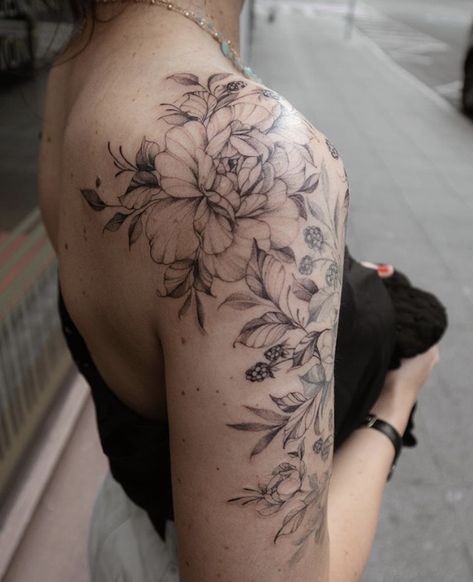 Impulsive Tattoos, Half Sleeve Tattoo Upper Arm, Upper Half Sleeve Tattoos, Feminine Shoulder Tattoos, Shoulder Sleeve Tattoos, Quarter Sleeve Tattoos, Floral Tattoo Shoulder, Autumn Tattoo, Word Tattoo