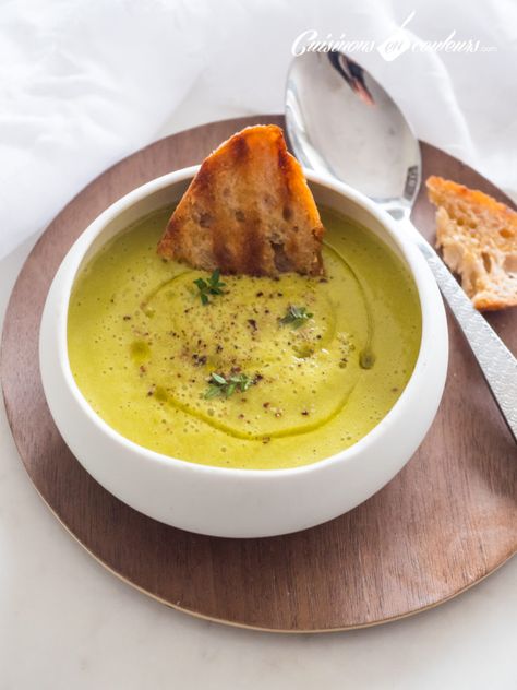 Velouté de courgettes, ail et oignon - Cuisinons En Couleurs Veloute Soup, Diner Recipes, No Carb Recipes, Cooking Chef, Chicken Soup Recipes, Minestrone, Evening Meals, Batch Cooking, Veggie Recipes