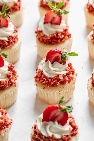 These from scratch strawberry crunch cupcakes are strawberry shortcake in cupcake form with a fun strawberry crumble topping! Made with an extra soft and moist vanilla cupcake, filled with strawberry jam, and topped with a slightly tangy whipped cream cheese frosting. Finish with the strawberry crunch topping and a fresh strawberry! If you were born in the 90s (or had kids in the 90s), you may remember eating a strawberry shortcake ice cream bar in the school cafeteria. These cupcake… Strawberry Crumble Topping, Strawberry Crunch Topping Recipe, Crunch Topping Recipe, Strawberry Crunch Cupcakes, Strawberry Crunch Topping, Strawberry Filled Cupcakes, Crunch Topping, Moist Vanilla Cupcakes, Strawberry Crumble