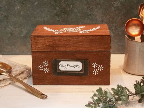 This DIY Recipe Box Is the Heartfelt Homemade Gift You're Looking For — Allrecipes Recipe Boxes Diy Ideas, Recipe Box Diy, Recipe Box Design, Food Gift Box, Recipe Box Wooden, Recipe Art, Money Gifts, Creative Money Gifts, Furniture Building