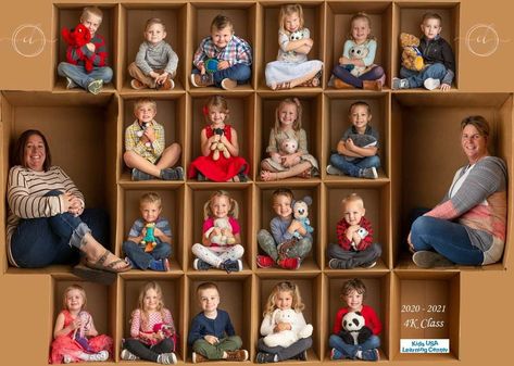 Preschool Photoshoot Ideas, Grandkids Photography, First Day Of School Pictures, School Kids Crafts, Twin Photos, Graduation Photography Poses, Class Pictures, Preschool Graduation, Creative Class