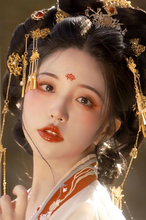 Ancient Makeup, Chinese Traditional Makeup, Dragon Makeup, Geisha Makeup, New Year's Makeup, Chinese Clothes, Chinese Makeup, Princess Makeup, Traditional Hairstyle