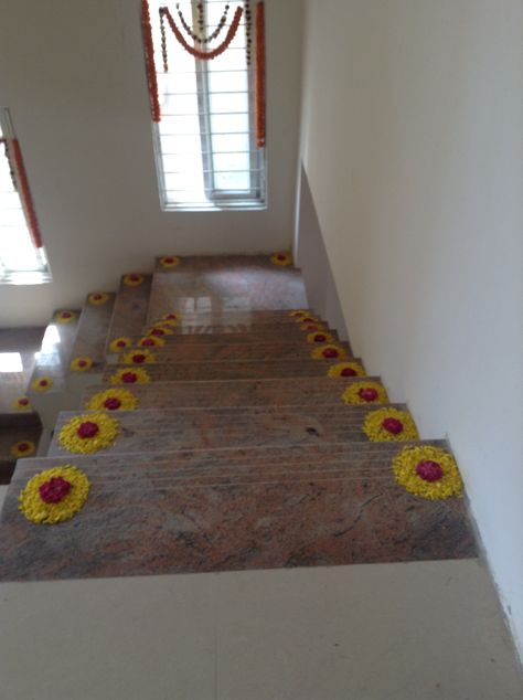 House decoration Decoration For Diwali, Simple Flower Rangoli, Welcome Home Decorations, Home Flower Decor, Ganpati Decoration At Home, Diy Floral Decor, Rangoli Designs Simple Diwali, Diwali Decoration Items, Diwali Decorations At Home