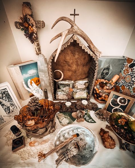 Autumn Altar🧡🍂📿🕯️〰️ If you feel disconnected, overwhelmed, and chaotic, then creating a sacred space that is just for you, built with intention and love, can help nourish your spirit. This is my autumn altar honoring the balance of day and light, the herbs that I am working with through The School of the Sacred Wild, and a few other items the resonate with this time of year. If you would like to create your own altar space but don’t know where to start. Comment Altar and I will send you ... Ancestor Altar Ideas, Alters Spiritual Ideas, Celtic Altar, Autumn Altar, Altar Ideas Sacred Space, Outdoor Altar, House Altar, Ancestor Altar, Witch Things