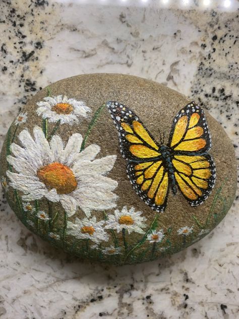 Nature Rock Painting Ideas, Rock Painting Butterfly, Rock Painting Ideas Butterfly, Butterfly Rock Painting, Rock Butterfly, Painted Garden Rocks, Garden Rock Art, Diy Rock Art, Painted Rock Animals