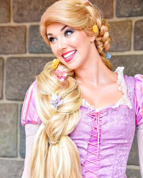 Idea Short Hair, Rapunzel Face Character, Rapunzel Makeup, Fanart Challenge, Tangled Cosplay, Disneyland Face Characters, Rapunzel Wig, Cosplay Disney, Rapunzel Cosplay