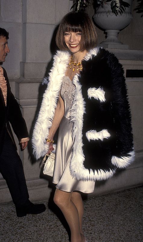 We agree with @StyleCaster! This #AnnaWintour 1994 #MetGala ensemble is one to remember Anna Wintor, Best Met Gala Looks, Anna Wintour Style, Met Gala Dresses, Bianca Jagger, Outfits New Year, Gala Outfit, Magazine Vogue, Met Ball