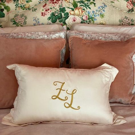 Gossip Girl Room Inspiration, La Bedroom, Rich Girl Bedroom, Old Money House, Girl Room Inspiration, Magnolia Parks, Dreamy Bed, Room Things, Calloway Sisters