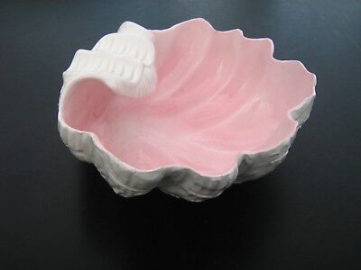 White Shell Bowl • Handmade in Italy • Shell design Vintage White with Pink | eBay Animal Bowls Ceramic, Pinch Pots Aesthetic, Pinching Ceramic, Shell Ashtray, Shell Sink, Origami Bowl, Ceramic Shell, Slab Ceramics, Shell Bowl