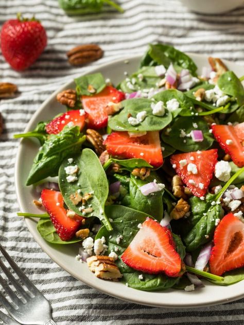 Pioneer Woman Spinach Strawberry Salad - Delish Sides Strawberry Spinach Salad, Proper Tasty, Rotisserie Chicken Breast, Spinach Salad Recipes, Strawberry Spinach, Spinach Strawberry Salad, Queso Feta, Pea Salad, Strawberry Salad