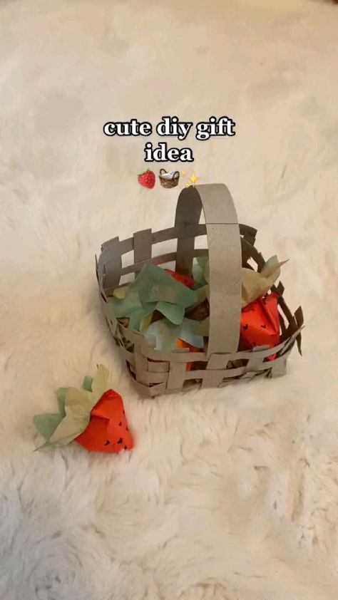 Lightweight & Durable: Craft Functional Paper Mache Objects. Flower Folding, Diy Craft Paper, Hadiah Diy, Diy Paper Flowers, Instruções Origami, Astuces Diy, Pinterest Diy Crafts, Easy Paper Crafts Diy, Handmade Paper Crafts