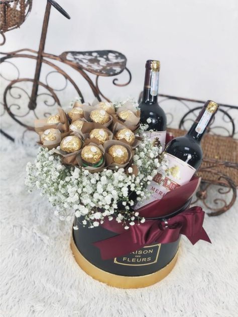 Gift Packing Ideas For Men, Hamper Packing, Florist Inspiration, Birthday Balloon Surprise, Birthday Flower Delivery, Chocolate Bouquet Diy, Flowers For Men, Flower Types, Family Flowers