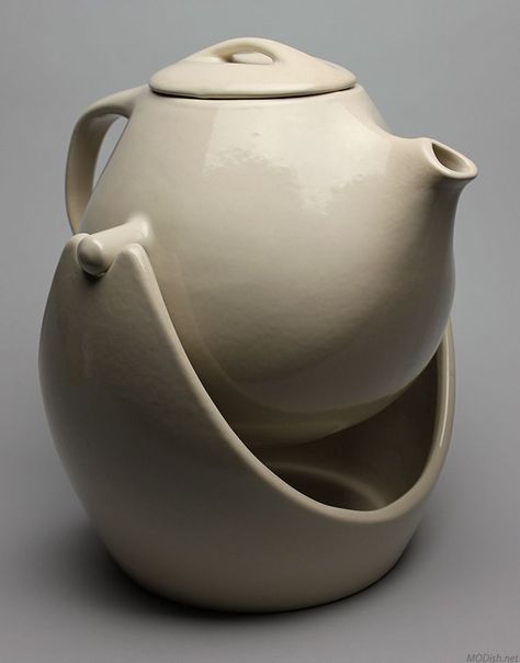 Swinging Coffee Pot Roseville Pottery for Raymor. Raymor Modern Stoneware. Contemporary White. Coffee Pot with stand. Ben Seibel. Ceramic Coffee Pot, Teapot Inspiration, Tea Pot Design, Stand For, Pottery Teapots, Clay Teapots, Ceramic Teapot, Roseville Pottery, Coffee Pots