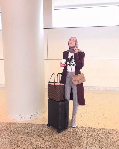 With Love, Leena sur Instagram : Not ready for this photo just like I'm not ready for this trip! I don't even know what I packed and just kept praying my bags didn't weigh… Fashion With Hijab, Airport Outfit Hijab, With Love Leena, Love Leena, Travel Fashion Airport, Outfit Airport, Airplane Outfits, Estilo Hijab, Mode Turban