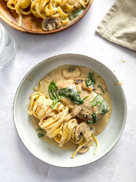 There is nothing like a pasta dish that makes my family happy to sit down to dinner. Creamy homemade pasta sauce with fresh mushrooms and spinach over chicken and fettuccine, this Chicken Mushroom Florentine Pasta is the ultimate comfort food. Chicken Mushroom Florentine, Mushroom Florentine, Florentine Pasta, Easy Lemon Chicken, Spinach Fettuccine, Chicken Mushroom Pasta, Homemade Pasta Sauce, Bbq Pork Sandwiches, Mushrooms And Spinach