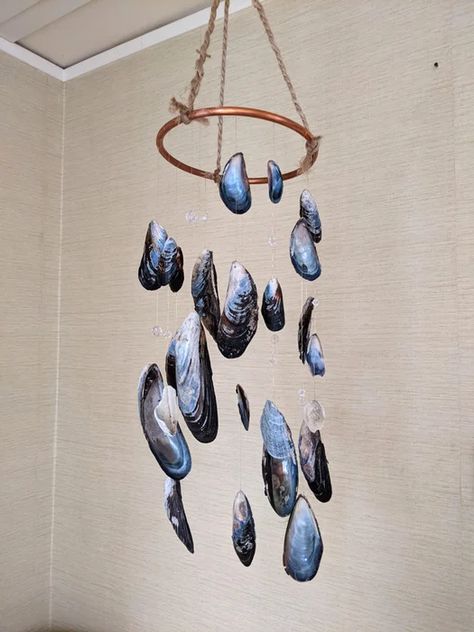 Seashell Mobile, Shell Hanging, Wreaths Wedding, Shell Diy, Shell Wind Chimes, Diy Baby Mobile, Art Coquillage, Shells Diy, Mussel Shell