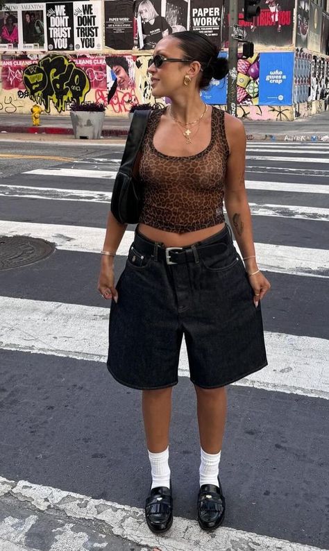 Jorts Outfit Idea, Jorts Outfit, Outfit Pics, Summer Street Style, Most Paused Movie Scenes, Diy Vetement, Summer Street, Looks Street Style, Street Style Summer