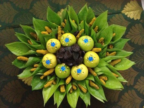 Indian Baby Shower Decorations, Coconut Decoration, Baby Shower Plates, Thali Decoration Ideas, Garland Wedding Decor, Plate Decoration, Wedding Gift Pack, Bridal Gift Wrapping Ideas, Diy Diwali Decorations