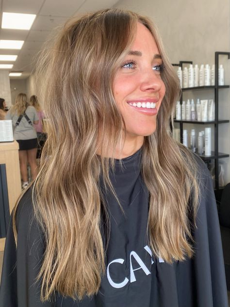 Light Brown Into Blonde Balayage, Light Chocolate Blonde Hair, Brown And Blonde Foils, Rick Brown Hair Color, Brown Blonde Fall Hair, Brunette Hair Inspo Highlights, Slight Layers Medium Hair, Light Burnett Hair Color Ideas For Fall, Cowgirl Brown Hair