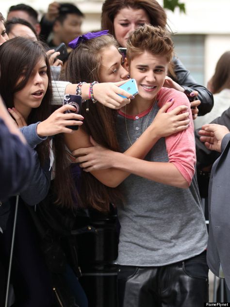 Justin Bieber in London - 2012 Justin Bieber Paparazzi, Justin Bieber 2012, Kiss Funny, Kiss Cam, Justin Bieber Style, London Hotel, Hollywood Boulevard, Justin Beiber, Fan Picture