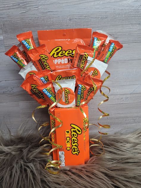 Reeses Candy Bouquet - Etsy Pretzel Dips, Beer Bouquet, Candy Bar Bouquet, Reeses Candy, Fundraiser Baskets, Homemade Gift Baskets, Candy Gift Baskets, Candy Bouquet Diy, Valentine Bouquet