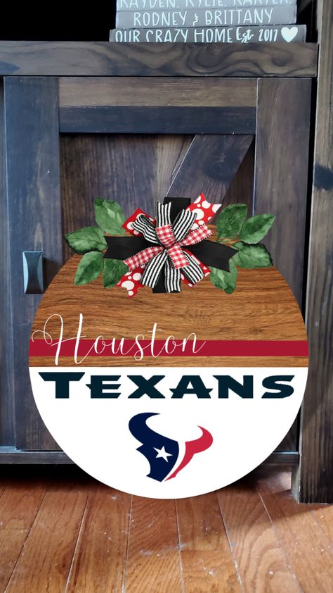 Houston Texans NFL Football Welcome Sign. 100% handmade to order! Etsy shop link attached for yours! Rustic Front Door Decor, Football Door Hangers, Houston Texans Football, Rustic Front Door, Christmas Bazaar, Texans Football, Round Signs, Farmhouse Flair, Wood Door Hanger