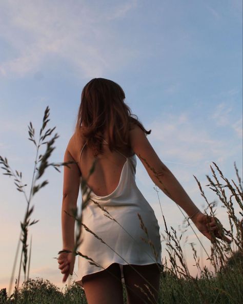 Dreamy silk dress girl in the fields photoshoot idea Outside Fotoshoot Ideas, Natural Photoshoot Poses, Outside Field Photoshoot, In The Field Photoshoot, Photoshoot Outside Ideas Creative, Flower Field Aesthetic Photoshoot, Pictures In The Field, Nature Photoshoot Outfits, Aesthetic Dress Photoshoot