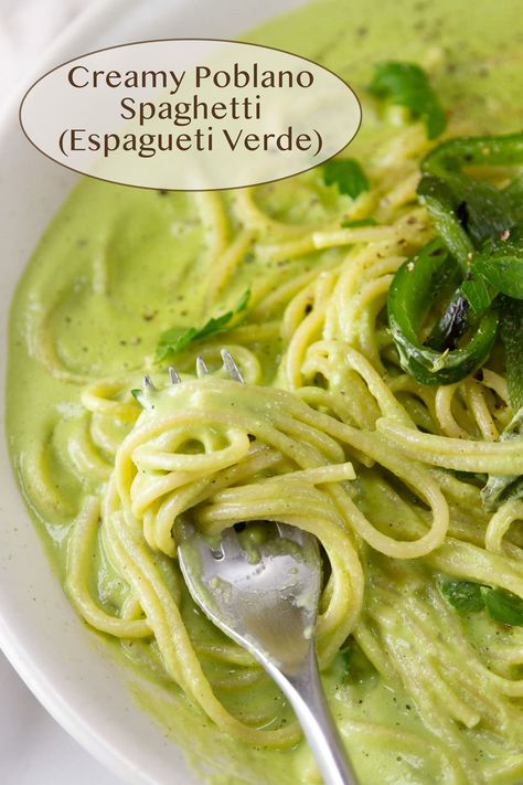 This Creamy Poblano Spaghetti (Espagueti Verde) is an excellent recipe for using roasted poblano peppers, which add both flavor and color to the beautifully silky pasta sauce. Poblano Chicken Pasta, Pablano Pepper Pasta, Poblano Pepper Pasta, Poblano Spaghetti, Pasta Poblana, Fettuccine Alfredo With Shrimp, Alfredo With Shrimp, Fresh Pasta Salad, Vegetarian Spaghetti