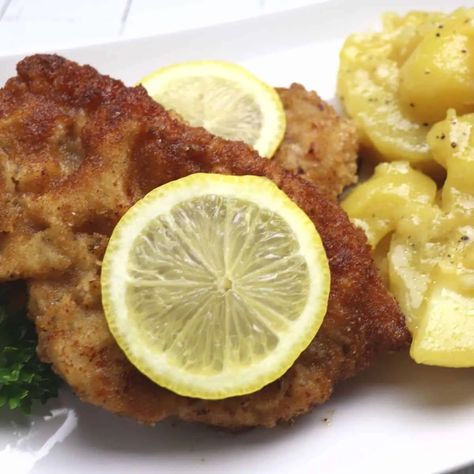 Hunter Sauce, German Schnitzel Recipe, German Pork Schnitzel, Pork Schnitzel Recipe, German Side Dishes, Creamy Mushroom Gravy, German Schnitzel, Schnitzel Recipe, German Food Authentic