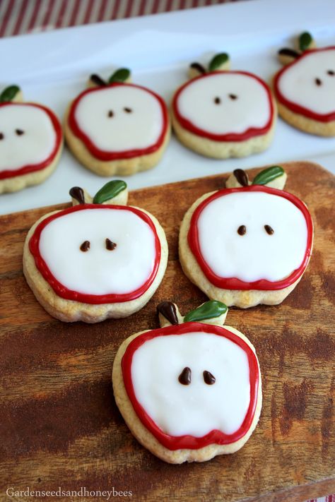 Sliced Apple Sugar Cookies - Garden Seeds and Honey Bees Apple Sugar Cookies, Shaped Sugar Cookies, Awesome Cookies, Sliced Apple, Diy Apple, Apple Cookies, Icing Tips, Shaped Cookies, Almond Flavor