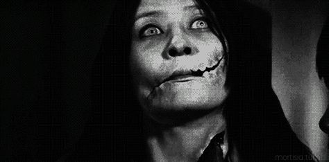 Terror Creepy Pokemon, Horror Gif, Kuchisake Onna, Dark Gif, Famous Legends, Creepy Gif, Horror Movies Scariest, Horror Vintage, Scary Gif