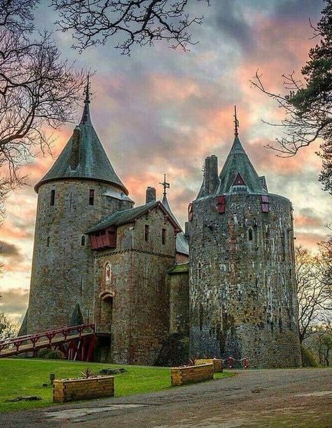 Welsh Castles, Chateau Medieval, Old Castle, Castle Mansion, Cardiff Wales, European Castles, Castle Ruins, Castle House, Beautiful Castles