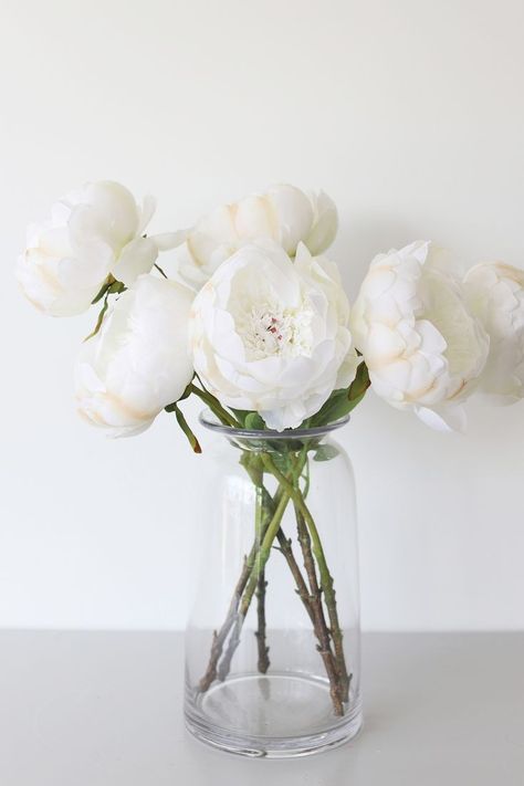 Fake Peony Arrangement, White Peonies Aesthetic, Fake White Flowers, Fake Flowers Decor, Peonies White, Fake Flower Arrangements, Peony Arrangement, White Flower Arrangements, Flower Arrangements Simple