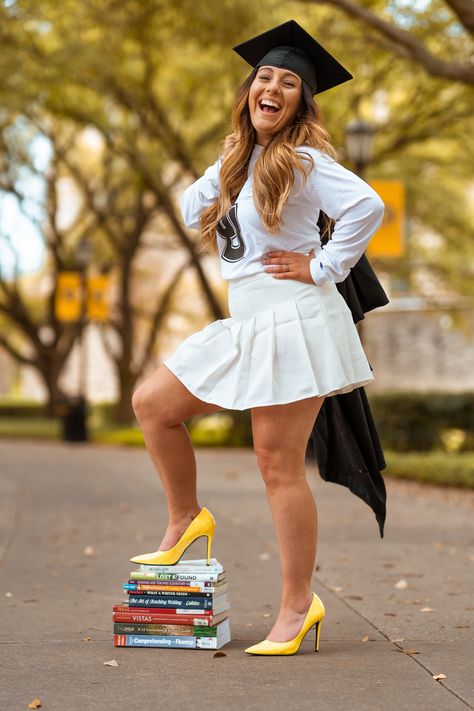 Graduation Photo Ideas | Southwestern University | Georgetown Texas Photography Posing With Books, University Photoshoot, Masters School, Graduation Pictures Outfits, Nursing School Graduation Pictures, Graduation Photo Ideas, Southwestern University, Graduation Outfit College, College Grad Pictures