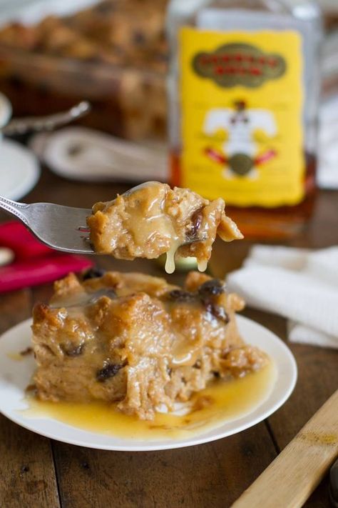 This bread pudding with hot butter rum sauce is the best bread pudding I've ever had! The sauce alone will change your life. Hot Butter Rum, Butter Rum Sauce, Rum Sauce Recipe, Desserts Pudding, Desserts Bread, Rum Sauce, Butter Desserts, Yummy Bread, Butter Rum