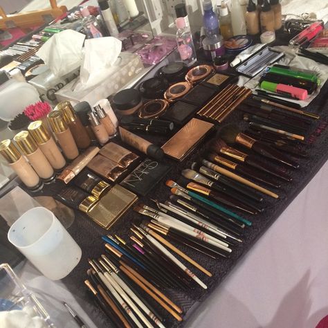 Makeup Artist Station, Artist Organization, Mac Lashes, Blonde With Blue Eyes, Gold Eyeliner, Ideas For Makeup, Natural Eyeliner, Victoria's Secret Angels, Best Makeup Artist