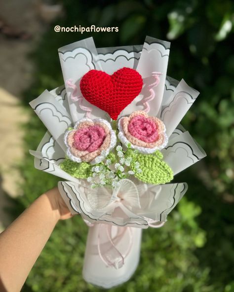 ❗️RAMO DISPONIBLE PARA ENTREGA INMEDIATA 💕🌹Rosas a crochet 🌹💕 ❗️Pedidos a crochet: Reserva con 3 semanas de anticipación. ❗️Envíos fuera de Usulután con cargo extra ❗️Entregas en Usulután #flores #floresrojas #florestejidas #tejidoartesanal #tejido #rosas #roses #bouquet #ramo #floresbonitas #detalles #detallespersonalizados #regalos #regalospersonalizados #emprendimiento #elsalvador🇸🇻 #handmade #art #tejidoacrochet #amigurumi #amigurumiaddict #crochet #crocheting #crochetaddict #elsalv... Roses Bouquet, Handmade Art, Crochet Top, Amigurumi, Crochet, On Instagram, Quick Saves, Instagram