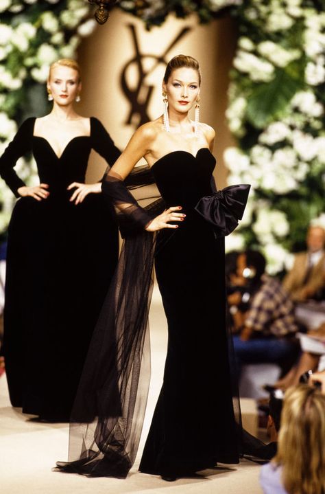 Carla Bruni au défilé Yves Saint-Laurent, Haute-Couture, collection Automne-Hiver 1995-96 à Paris en juillet 1995, France. (Photo by PAT/ARNAL/Gamma-Rapho via Getty Images) Style Année 90, Yves Saint Laurent Couture, 90s Runway Fashion, Runway Fashion Couture, Runway Outfits, Carla Bruni, Fashion Couture, Couture Gowns, Mode Vintage