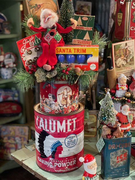 Spice Tins Christmas, Christmas Assemblage, Tin Crafts, Christmas Nostalgia, Shallow Shelves, Christmas Easy, Vintage Christmas Crafts, Christmas Vignettes, Spice Tins