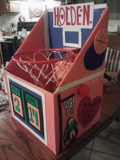 Basketball Goal Valentine Box Valentine Gift Card Ideas, Basketball Valentine Boxes, Valentine Gift Card, Girls Valentines Boxes, Diy Valentines Box, Valentine Boxes For School, Gift Card Ideas, Kids Valentine Boxes, Boys Valentines