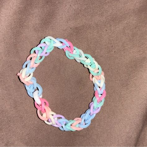 Cute Summer Bracelet Made With Rubber Bands Loom Bracelet Patterns Rubber Band, Loomband Bracelets, Rainbow Loom Bracelets Easy, Rubber Band Crafts, Clay Crafts For Kids, Bracelets Easy, Silly Bands, Bracelets Ideas, Preppy Jewelry